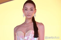 冨永愛「初めての海の砂」生後2ヶ月の第2子と海へ「愛おしさが詰まってる」「可愛すぎるあんよ」と反響