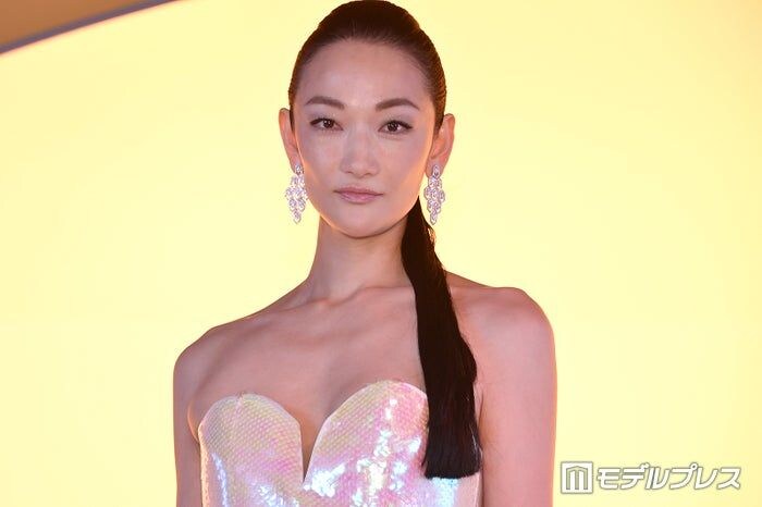 冨永愛「初めての海の砂」生後2ヶ月の第2子と海へ「愛おしさが詰まってる」「可愛すぎるあんよ」と反響
