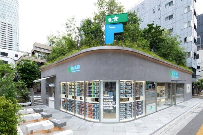 ファミマ、初の旗艦店が東京・麻布台に開店 充実のウェア売場、淹れたてティー…NIGO（R）と共創で“行きたくなるコンビニ”を形に
