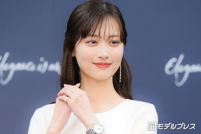 山下美月、京都でのほっそり二の腕際立つノースリーブ姿公開「透明感すごい」「夏の妖精さんみたい」