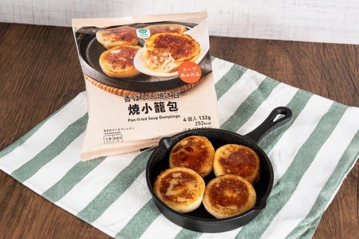 コンビニ初の冷凍「焼小籠包」ファミマに登場 “もちっカリッ”生地から肉汁あふれる本格派