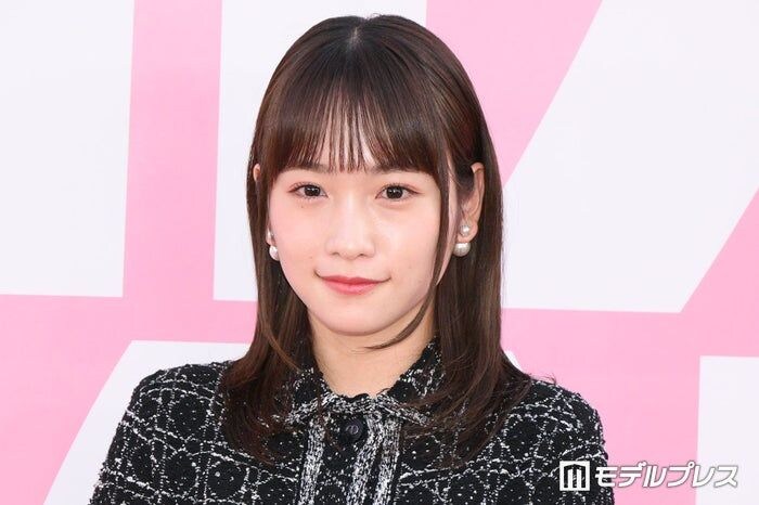 川栄李奈、空港コーデで美脚スラリ「スタイル良すぎ」「メガネ姿も可愛い」の声