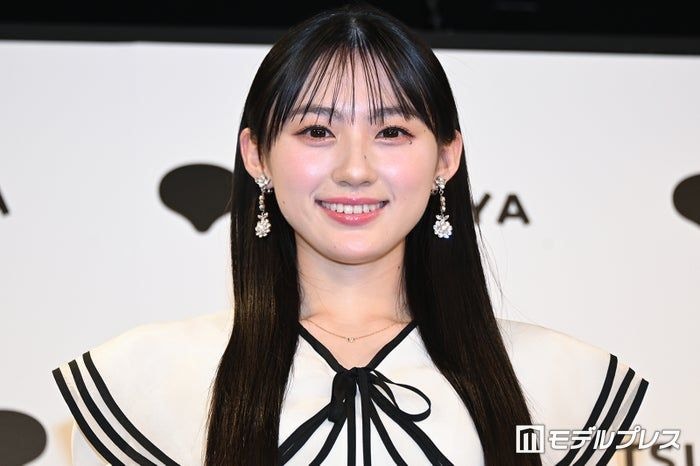 乃木坂46川崎桜、ミニ丈ワンピ×タイツから美脚披露「頭身バランスが神」「美しい」と絶賛の声