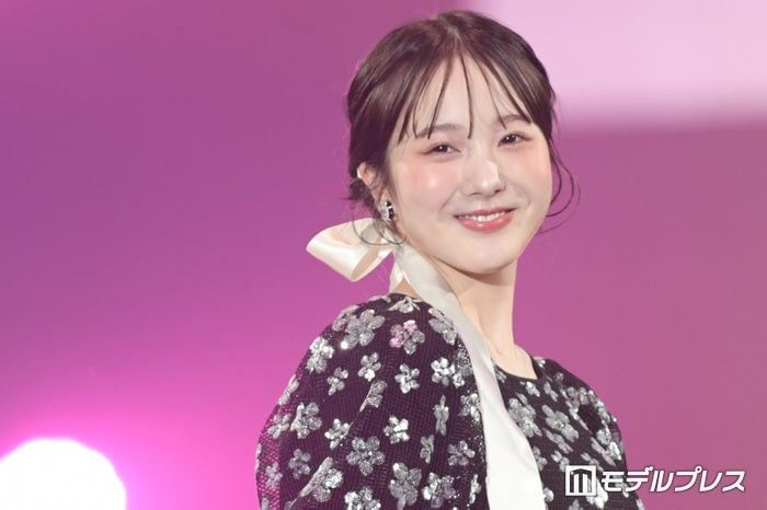 本田紗来、ノースリ&フリルミニスカから美スタイル披露「色白で綺麗」「理想のスタイル」とファン絶賛
