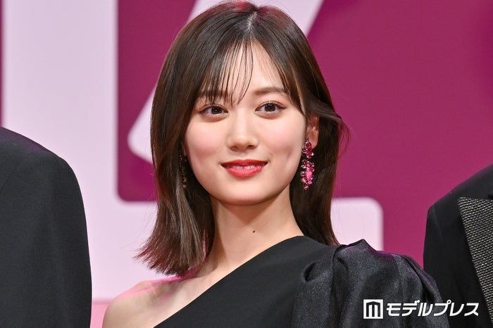 山下美月、透明感際立つノースリ姿にファン悶絶「大人っぽくて艶やか」「美しすぎて見とれる」