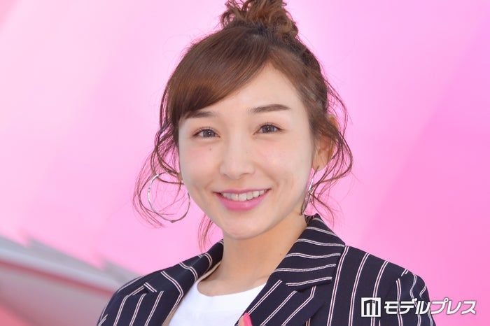加護亜依、美脚際立つショーパン姿でハワイ満喫「身体の半分以上脚」「一緒にいるのは娘さんかな?」と反響