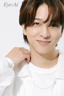 timelesz寺西拓人、“国民の元カレ”から“国民的俳優”へ キラキラメイクで「Eye-Ai」表紙登場