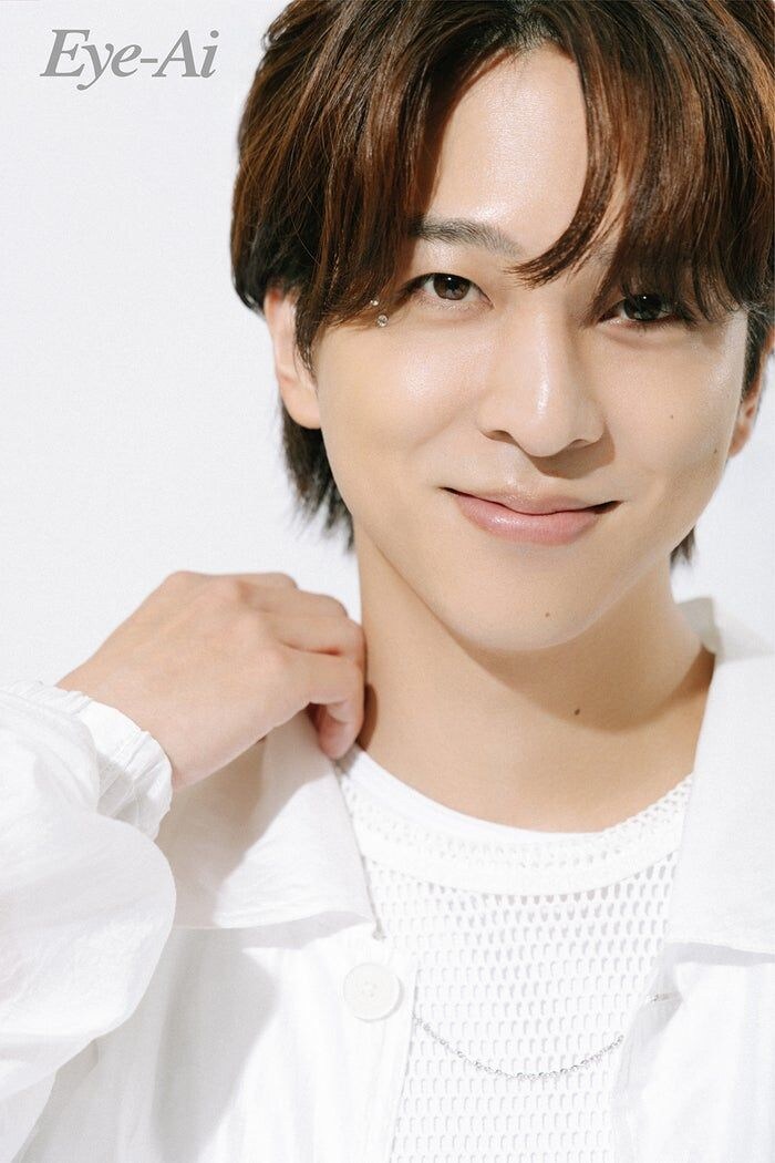 timelesz寺西拓人、“国民の元カレ”から“国民的俳優”へ キラキラメイクで「Eye-Ai」表紙登場