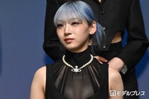 HANA・JISOO、ILLITとのコラボMVオフショット「唯一無二の可愛さ」「パンクスタイルが似合う」制服姿に反響