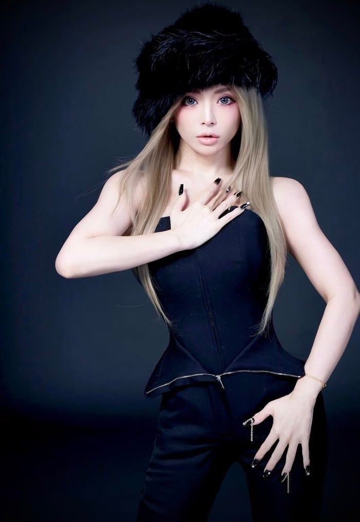浜崎あゆみ、ピッタリミニT姿で美ウエスト際立つ「腹筋のライン美しすぎる」「スタイル良すぎて二度見」と反響