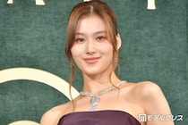 TWICEサナ、ノースリコーデに反響「華奢で憧れる」「透明感レベチ」