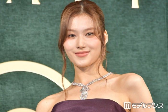 TWICEサナ、ノースリコーデに反響「華奢で憧れる」「透明感レベチ」
