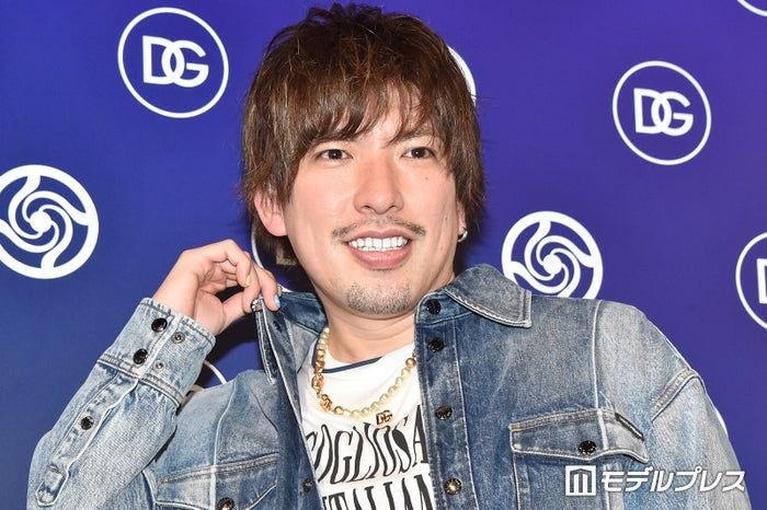 本郷杏奈「最近パパっ子」夫・EXITりんたろー。&2歳息子の親子ショット公開「お寿司屋さんかな?」「パパの顔になってて素敵」と反響