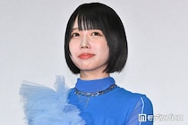 あの、美脚際立つ衣装ショット「膝下長くて綺麗」「さすがの着こなしですね」