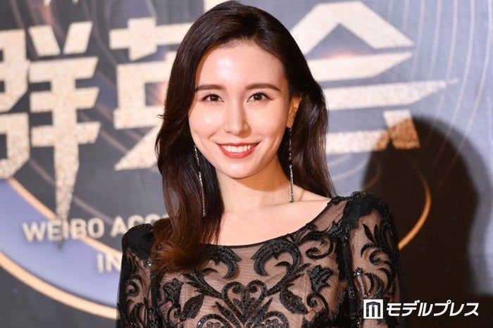 May J.、ハワイで購入したミニワンピコーデ「お姫様みたい」「脚のライン綺麗すぎます」