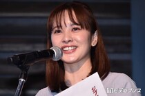 日テレ河出奈都美アナ、美脚際立つショーパン姿で推し活満喫「SUGAペンなんだ」「眩しすぎる」と反響