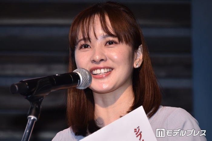 日テレ河出奈都美アナ、美脚際立つショーパン姿で推し活満喫「SUGAペンなんだ」「眩しすぎる」と反響