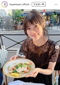 早見沙織、ほっそり二の腕際立つノースリ姿のパリ旅行ショット公開 「魅力が溢れてる」「透明感すごい」と反響