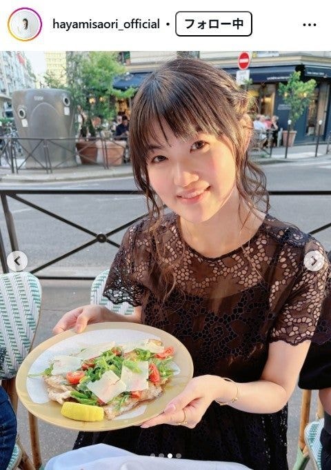 早見沙織、ほっそり二の腕際立つノースリ姿のパリ旅行ショット公開 「魅力が溢れてる」「透明感すごい」と反響