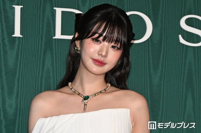 IVEウォニョン、美ウエスト全開のミニ丈ユニフォーム姿公開「女神ボディ」「完璧なスタイルにため息でる」の声