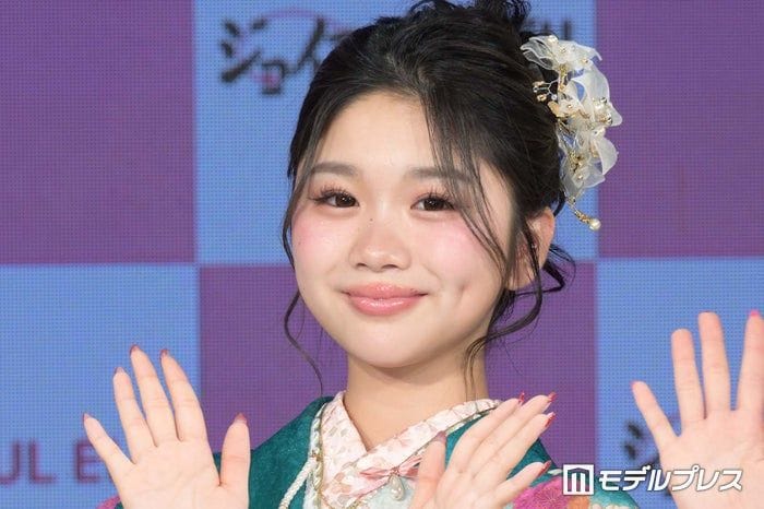 「今日好き」中島結音(ゆのん)、ベアトップ&白スウェットでボディライン際立つ「大人っぽい」「着こなしオシャレ」の声