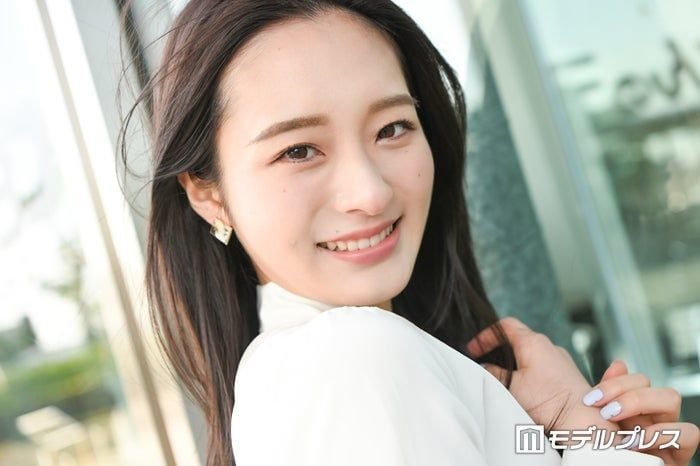 ミス東大・神谷明采、香港でのキャミドレス姿に反響「綺麗すぎる」「夜景にも負けない美しさ」と絶賛の声