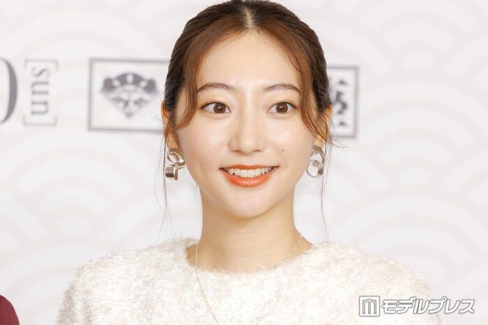 武田玲奈、セットアップコーデから圧巻美脚披露「異次元のスタイル」「ビジュアルが神がかってる」