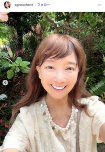 有名歌手、カリフォルニアでの美脚際立つ膝上ワンピ姿公開「いつまでも変わらない美しさ」「絵になりすぎる」と反響