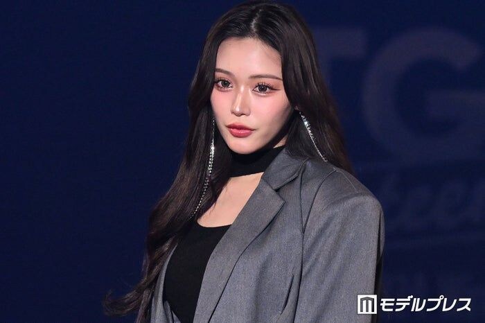 せいせい、美脚際立つガーター網タイツ×ショーパンコーデに反響「セクシーすぎる」「着こなせるの凄い」の声