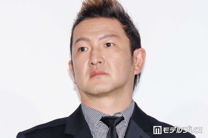 中村獅童、初パンチングゲームにノリノリ長男・陽喜&心配そうな次男・夏幹の2ショット公開「頼もしいお兄ちゃん」「ムッと閉じてる口が可愛すぎる」の声