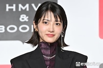 元乃木坂46若月佑美、水底でうずくまる水着姿公開「幻想的」「脚長い」と反響