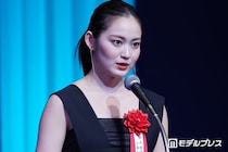 吉本実憂、美脚際立つミニワンピオフショットに反響「透明感すごい」「脚が真っ直ぐで綺麗すぎる」