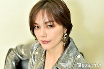 相川七瀬、美脚際立つショーパン×ロングブーツコーデ公開「かっこいい」「スタイル抜群」と絶賛の声