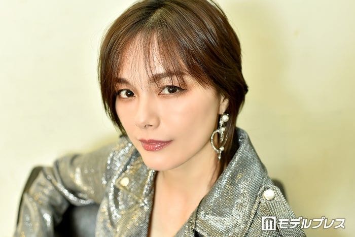相川七瀬、美脚際立つショーパン×ロングブーツコーデ公開「かっこいい」「スタイル抜群」と絶賛の声