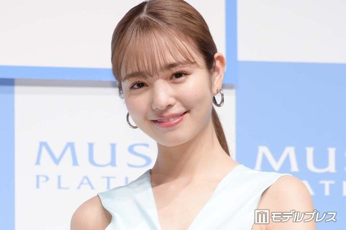 横田真悠、美脚透けスカート衣装ショット披露「スタイル抜群」「上品で憧れる」と絶賛の声