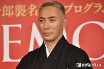 市川團十郎、ピンクビーチで楽しむ水着姿の長男・勸玄の姿公開「少年から青年に」「引き締まっててかっこいい」の声