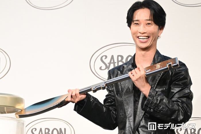 SixTONES田中樹、黒髪イメチェンで印象ガラリ 会見中に衣装チェンジで“オフ”姿も披露