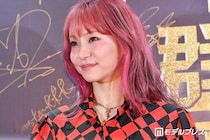 LiSA、アジアツアー美脚衣装ショット公開「躍動感がすごい」「網ソックスがセクシー」と絶賛の声