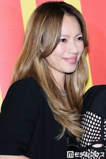 MAX・LINA、美肌輝く水着姿披露「キャップも素敵」「夏満喫してる」の声