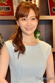白洲迅の妻・竹内渉、ほっそり二の腕際立つノースリコーデに絶賛の声「憧れのスタイル」「大人カジュアルおしゃれ」