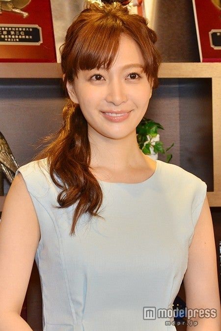 白洲迅の妻・竹内渉、ほっそり二の腕際立つノースリコーデに絶賛の声「憧れのスタイル」「大人カジュアルおしゃれ」