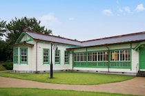 横浜・海の公園にスタバオープン “文化財”のレトロ洋館で至福のコーヒー時間