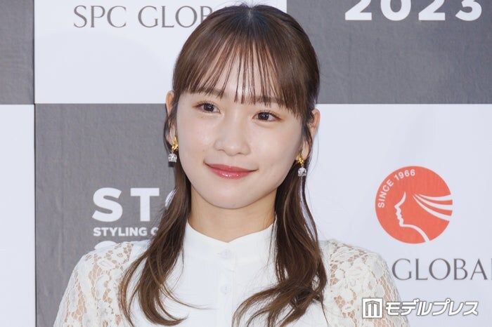 川栄李奈、美脚際立つミニワンピ姿のタイ旅行ショット公開「透明感すごい」「脚が真っ直ぐで綺麗」