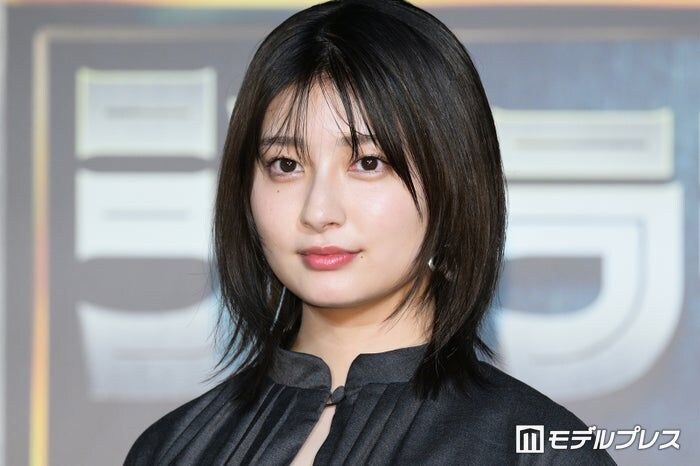 吉川愛、ノースリーブドレス姿に絶賛の声「見惚れちゃいます」「肌綺麗すぎる」