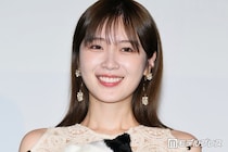 元乃木坂46高山一実、ノースリ×ショート丈ボトムス姿 ベッド上での写真公開「大人な表情も素敵」「綺麗で可愛いのは反則」