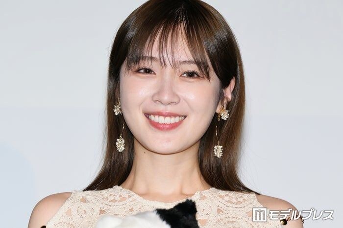 元乃木坂46高山一実、ノースリ×ショート丈ボトムス姿 ベッド上での写真公開「大人な表情も素敵」「綺麗で可愛いのは反則」
