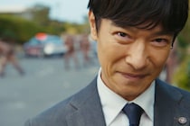 「VIVANT」乃木（堺雅人）の背後にパトカー＆警官…不敵な笑み浮かべる第13話場面写真を先行解禁