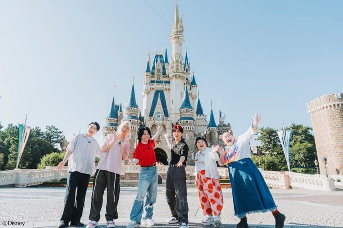 Mrs. GREEN APPLE「テレビ×ミセス」東京ディズニーリゾートでコラボイベント&びしょ濡れアトラクション満喫 これからの夢語る貴重トークも