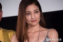 黒木メイサ、圧巻美脚際立つショーパンブラックコーデに絶賛の声「オーラがすごい」「憧れのスタイル」