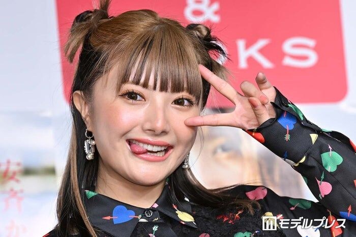 安斉かれん、愛犬とのリラックスショットに反響「スッピン?」「肌綺麗すぎ」